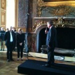 Didier Convard, aux cotés de Catherine Pégard, Présidente du château de Versailles, écoutant religieusement Jacques Glénat