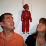 Christelle et Bertrand Pissavy-Yvernault avec la marionnette Spirou.