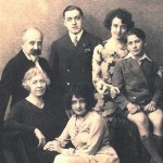 Jean et Dahlia Dupuis avec leurs enfants dont Paul au milieu et Charles en culottes courtes.