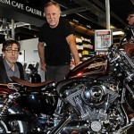 Marc Cuadrado et Frank Margerin posant devant une Harley.