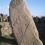 Pierre picte sculptée et figure du serpent à Aberlemno (village à l'est de l'Ecosse)