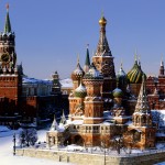 Vue sur la cathédrale St Basile, la tour du Tsar (Tour Tsarskaïa) et le Kremlin