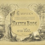 Le visuel de couverture s'inspire également du "Gardners Photographic Sketch Book of War (page de titre) publié en 1866, où le fameux photographe de guerre Alexandre Gardner compilera les clichés les plus fameux.