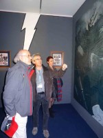 Sylvain Gache faisant visiter l'expo à Derib, l'auteur de « Yakari » et à la journaliste Josy Hermeline.