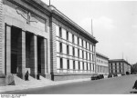 La Neue Reichskanzlei (nouvelle chancellerie du Reich) fut, entre 1938 et 1945, la résidence officielle d'Adolf Hitler. La conception et la réalisation furent confiées en 1938 à Albert Speer.