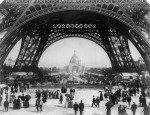 Promeneurs parisiens lors de l'ouverture de l'Exposition Universelle (1889)