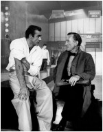 Ian Fleming discute avec Sean Connery, lors du tournage de "James Bond contre Dr No" par Terence Young en février - mars 1962. Le film sortira à Londres dès le 5 octobre suivant.