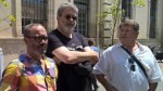 François Corteggiani entouré de ses soutiens, à sa sortie du tribunal de Carpentras. (Photo Le Dauphiné Libéré)