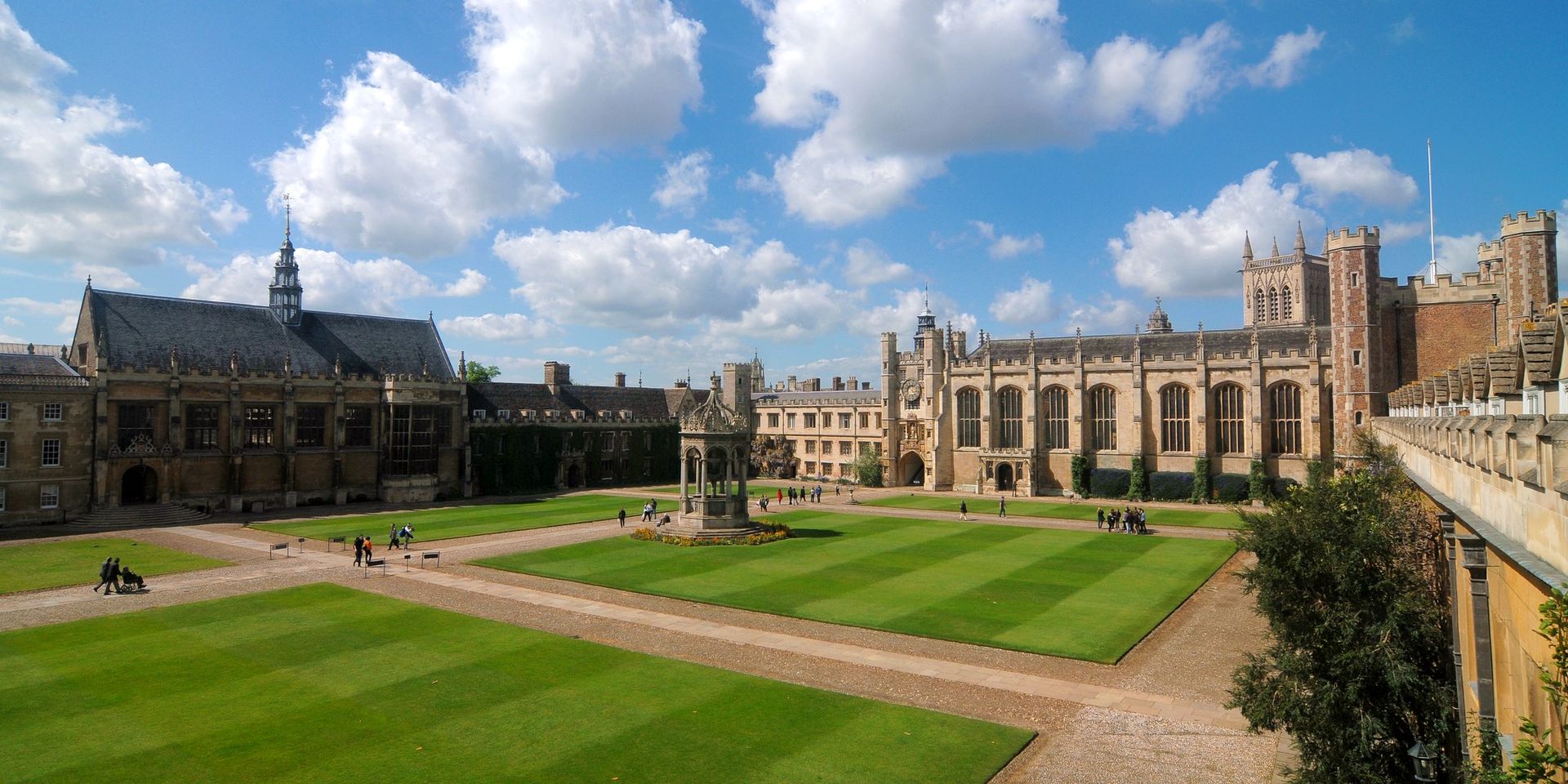 La grande cour du Trinity College, à Cambridge