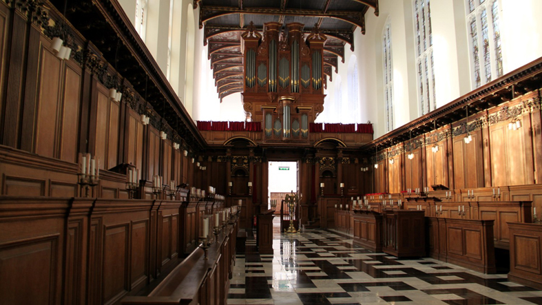 La chapelle et les stalles (rangées de sièges en bois) du Trinity College