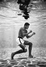 ...et le poids des photos : en 1961, le photographe de Life Flip Schulke immortalise Ali s'entraînant (ou faisant croire) dans la piscine de son hôtel !