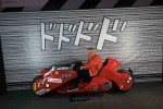 Katsuhiro Otomo sur la moto de Kaneda.