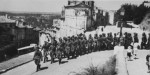 Une colonne de soldats allemands remonte l'avenue de Verdun, à Angoulême.