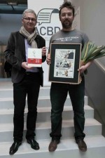 Fabrice Piault (rédacteur en chef de Livres-Hebdo et président de l'ACBD) restant le Grand Prix de la Critique:ACBD à Miguel Clemente, éditeur chez 6 pieds sous terre.