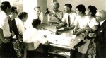 Le studio Hergé en 1956: Bob de Moor, Jo-El Azara, Jacques Martin, Michel Desmarets, Baudouin van den Branden de Reeth, Josette Baujot, Hergé, France Ferrari, Fanny Vlamynck et Alexis Remi (le père d'Hergé).