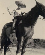 Tijuana, 1948. Coiffé de son sombrero, le fils aîné de Jijé joue au fier cavalier mexicain.
