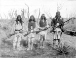 Geronimo et ses guerriers en 1886 (Arizona Historical Society)