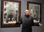 Philippe Druillet devant ses planches lors d'une exposition à Landerneau en 2013. Crédits : © Fonds Hélène et Édouard Leclerc.