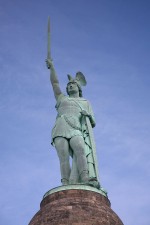 La statue d'Arminius (1875) dans la Forêt de Teutberg en Rhénanie-du-Nord-Westphalie.