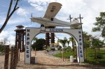 Entrée de l'Hacienda Napoles : le site est aujourd'hui transformé en parc touristique, où le visiteur peut encore contempler les vestiges des bâtiments et véhicules ayant appartenu à Escobar.