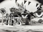 Un ancien bombardier B-17 recyclé sur le toit d'une station de Milwaukie (Oregon)