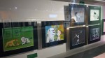 Le travail de Tezuka dans l’animation est également évoqué avec un panneau montrant des dessins originaux de ses séries emblématiques. Ici, « Le Roi Léo » et « Astro Boy ».