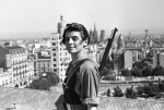 Marina Ginestà (1919 - 2014), militante antifasciste française, est immortalisée par le photographe Juan Guzmán sur la terrasse de l'hôtel Colón de Barcelone le 31 août 1936, alors qu'elle n'a que 17 ans.