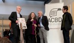 Emil Ferris  (accompagnée de son traducteur) reçoit le Grand Prix de la Critique ACBD 2019 à Angoulême des mains de Fabrice Piault (Livres Hebdo), Président de l'ACBD. À droite, Antoine Guillot (France Culture), vice-président de l'ACBD. Photo : Laurent Turpin