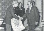 Hergé reçoit le diplôme de citoyen d'honneur et la médaille d'or de la ville d'Angoulême des mains de Jean Mardikian.