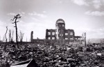 Le dôme de Genbaku en 1945, aujourd'hui symbole du parc du Mémorial de la Paix