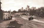 Le village d’Arundel et son château médiéval, au début du XXe siècle