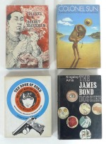 Couvertures pour les premières éditions des ouvrages de Kingsley Amis : "Colonel Sun" (Hamlyn Publishing Group Ltd., 1968 et Jonathan Cape, 1968), "The Book of Bond" (Jonathan Cape, 1965) et "The James Bond Dossier" (Jonathan Cape, 1965).