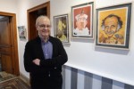 Claude Laverdure posant pour le quotidien L'Avenir à côté de la caricature d'Édouard Aidans  à la Galerie Aarnor, à Spy, lors du vernissage cde son exposition, le  vendredi 31 janvier 2020.