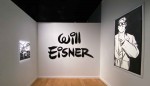 L'entrée, majestueuse, de l'exposition, reprends, comme il est de coutume, la signature emblématique de Will Eisner accompagnée de son portrait et de son héros jetant un oeil interrogatif, peut être sur le texte d'introduction que vous lirez en pénétrant dans cette salle !