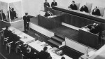 Eichmann (dans la cage vitrée, à gauche) interrogé par ses juges en 1961.