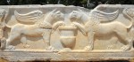 Bas relief en marbre représentant deux griffons sur une sépulture romaine.