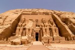 Le temple d'Abou-Simbel et ses statues colossales de Ramsès II, d'une vingtaine de mètres de hauteur.