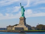 La statue de la Liberté vue depuis un ferry, dans la baie de Manhattan.