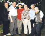 Six rédacteurs en chefs de Spirou réunis sur une photo : de gauche à droite Thierry Tinlot, Thierry Martens, Patrick Pinchart, Alain De Kuyssche, Philippe Vandooren et Yvan Delporte.