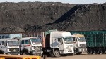 Des camions chargés de charbon, à la frontière entre Chine et Mongolie le 16 octobre 2021 (AFP et Uugansukh Byamba).