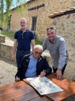 Bruno Marivain, Jean-François Miniac et, à l'avant-plan, Robert Hébras qui découvrait les planches de leur album.