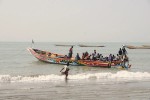 Pirogue gambienne (source : https://footstepsinthegambia.com/)