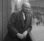 Albert Kahn posant au balcon de sa banque, rue de Richelieu (Paris) en 1914.