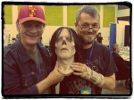 Bernie Wrightson et Steve Niles avec une sculpture de John Wrightson