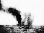 Le HMS Birmingham sous feu allemand lors de la bataille du Jutland. Wikimedia Commons.