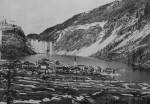 lors-de-la-vidange-du-barrage-de-tignes-reproduction-de-vue-historique-le-dl-thierry-guillot-1757182117 L'engloutissement du village de Tignes (1952). Ici, lors de la vidange du barrage (Le DL /Thierry Guillot).
