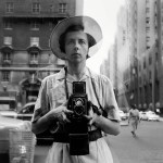 vivian-maier-portrait-delpire Un autoportrait de Vivian Maier et l'affiche du film « Lee Miller » (Ellen Kuras, 2024) : des sources d'inspiration pour la couverture.